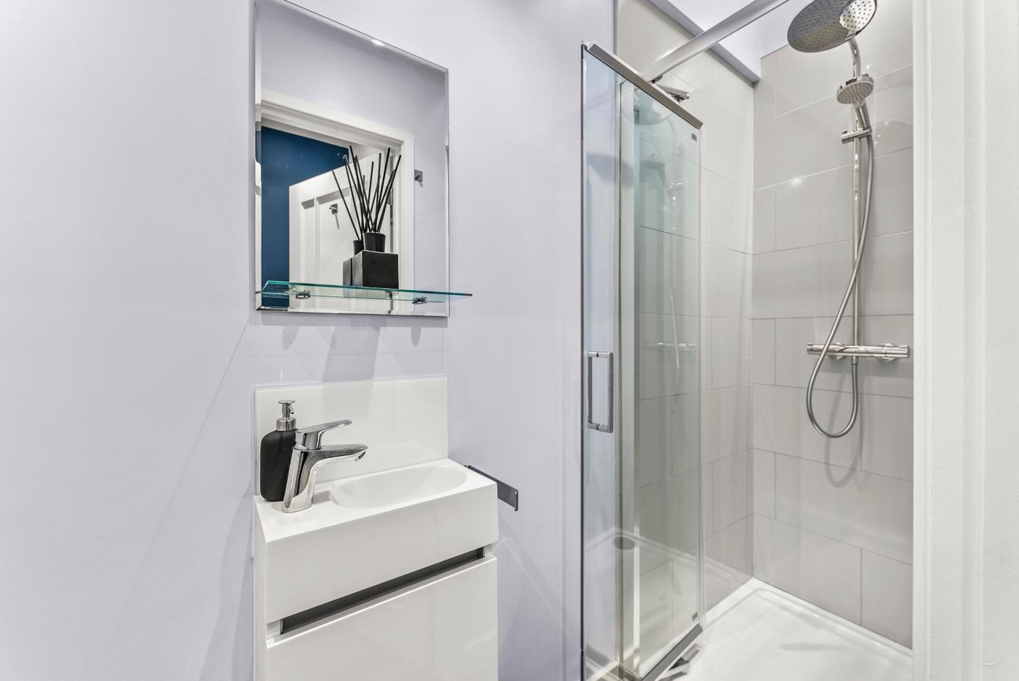 Elegant Retreat In Cheltenham - Garden & Parking Included מראה חיצוני תמונה