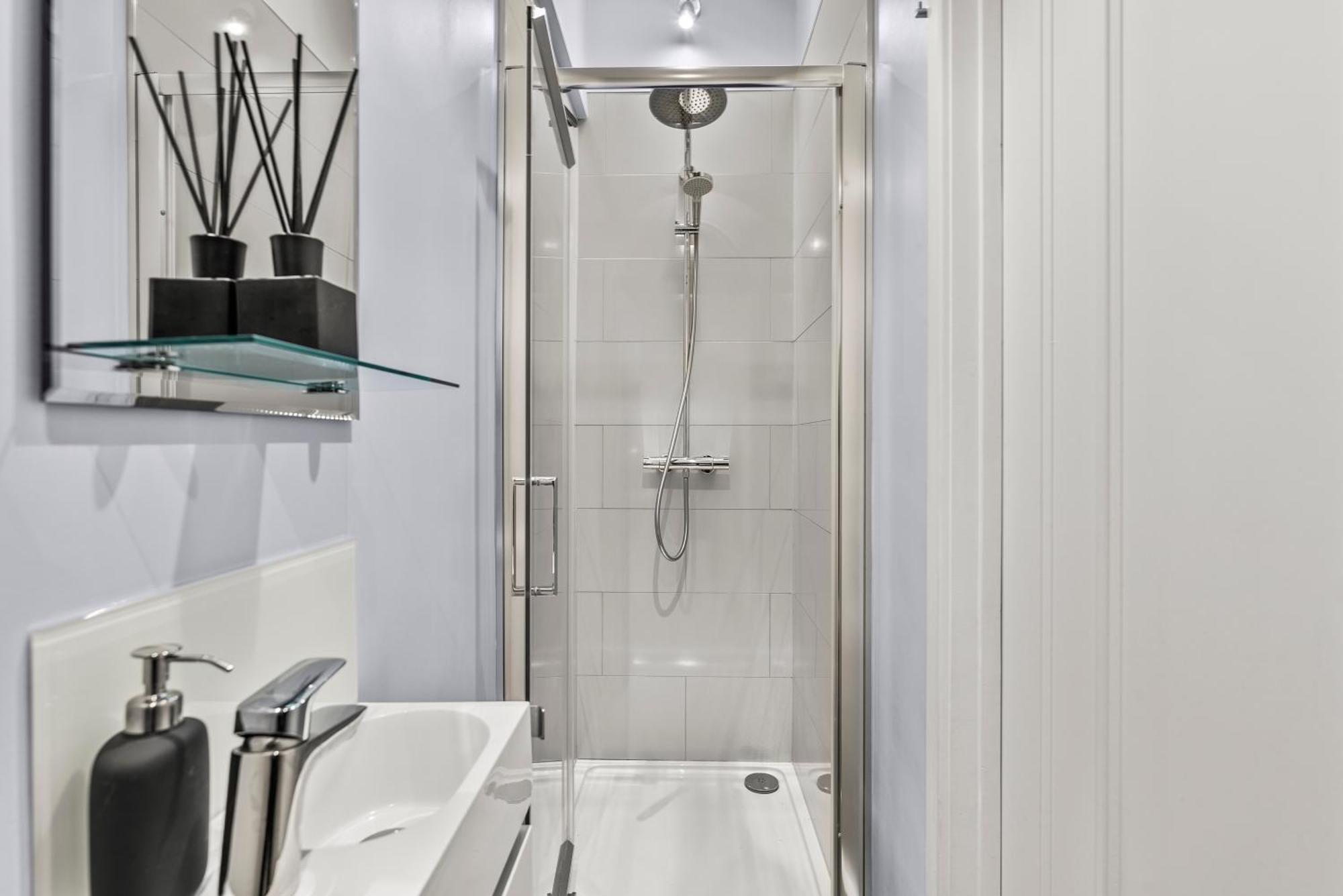 Elegant Retreat In Cheltenham - Garden & Parking Included מראה חיצוני תמונה